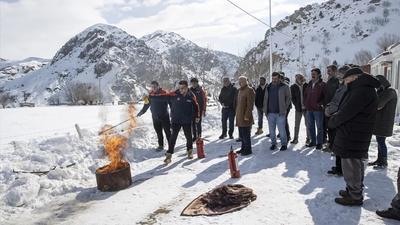 Tunceli'de Konteyner Kentlerde Kalanlara Yangın Güvenliği Eğitimi Verildi