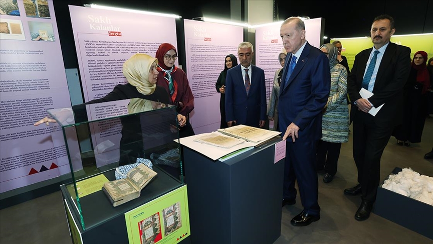 Cumhurbaşkanı Erdoğan Saklı Kalanlar Sergisini Ziyaret Etti (2)
