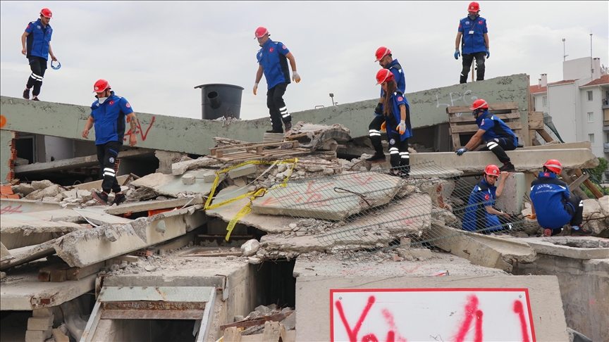 İzmir'de Sağlıkçılar Afetlerde De Can Kurtarmak Için Arama Kurtarma Ekibi Kurdu