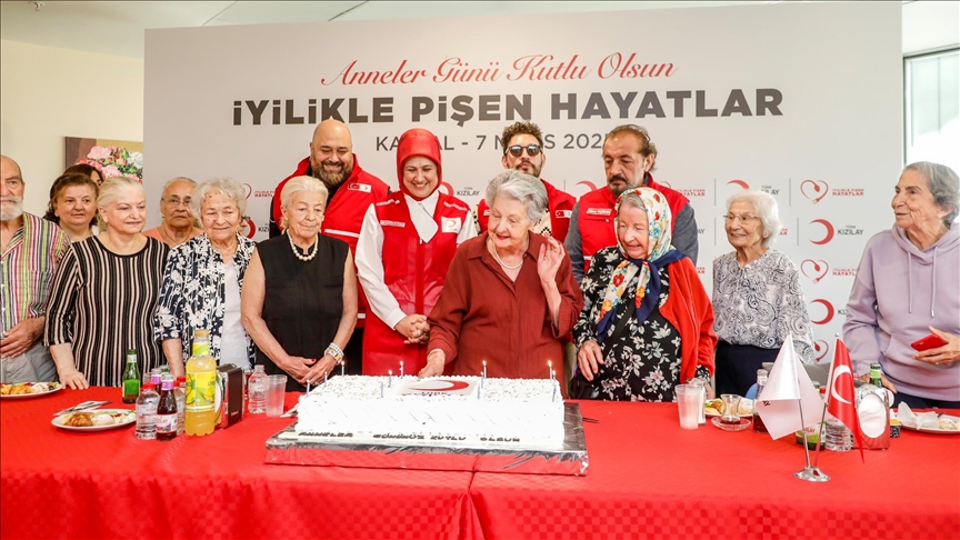 Türk Kızılay, Anneler Günü Dolayısıyla Deprem Bölgesinde Etkinlikler Düzenledi