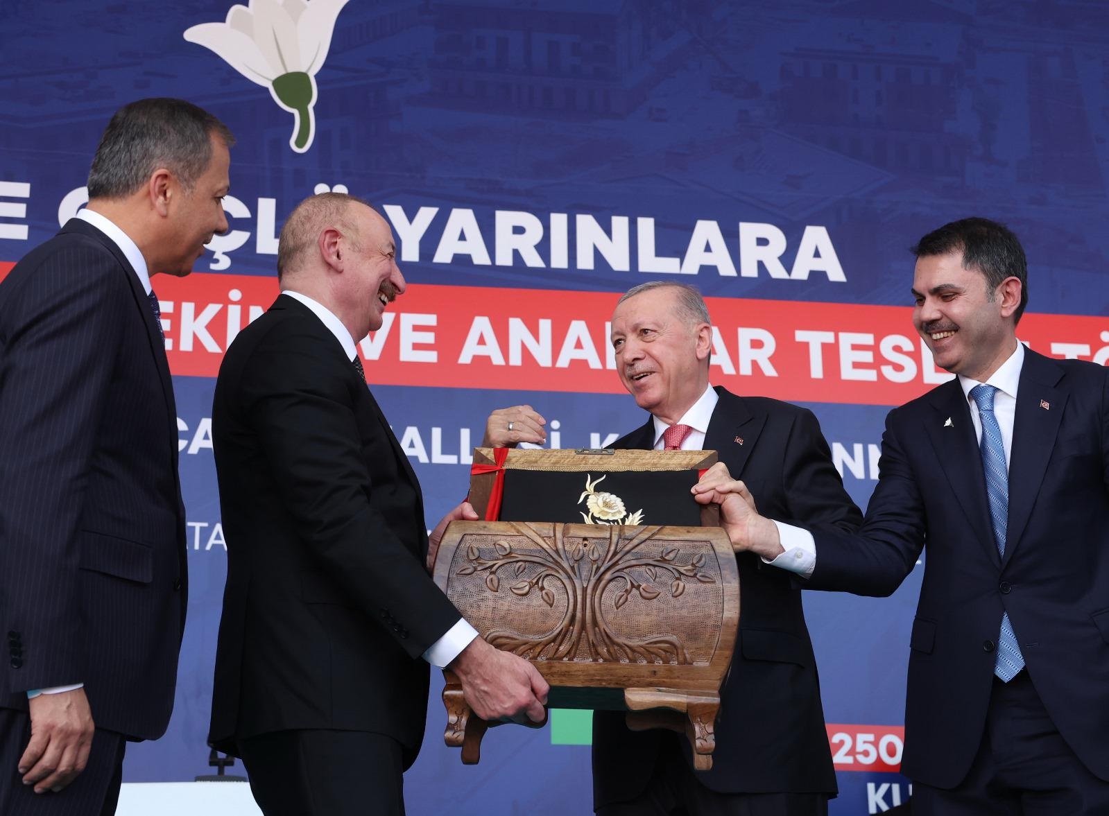 Cumhurbaşkanı Erdoğan Ve Aliyev’e Kahramanmaraş’ın Tescilli El Sanatları Hediyesi (1)