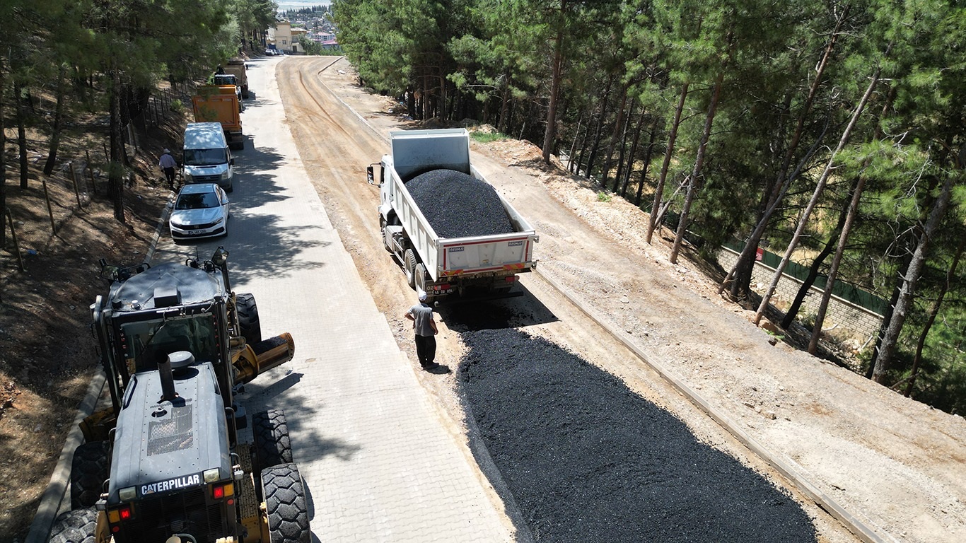 Dulkadi̇roğlu Beledi̇yesi̇’nden Pinarbaşi Mahallesi̇nde Asfalt Çalişmasi (1)