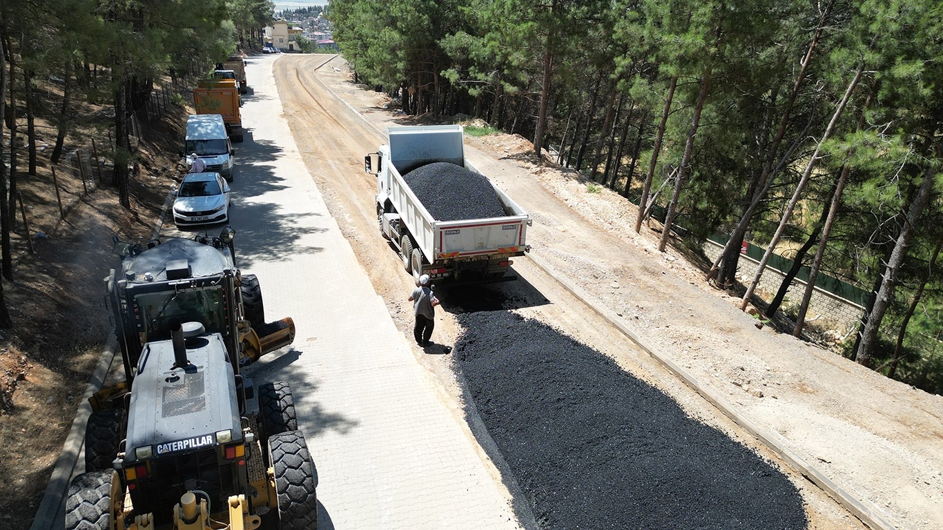 Dulkadi̇roğlu Beledi̇yesi̇’nden Pinarbaşi Mahallesi̇nde Asfalt Çalişmasi (4)