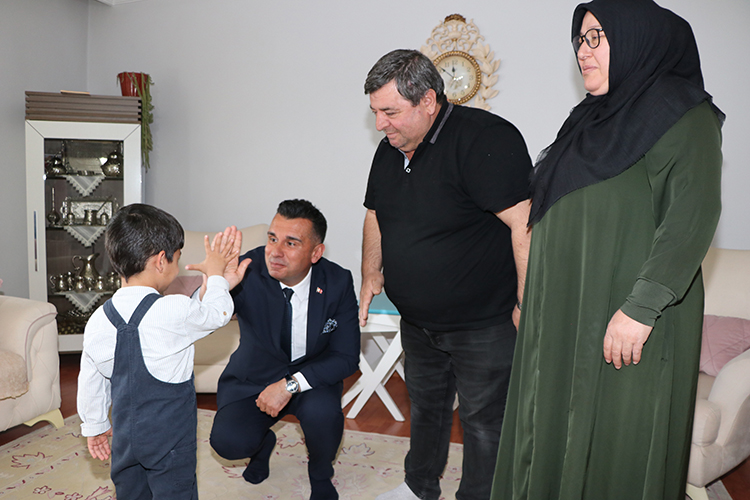 Koruyucu Ailesi Oldukları Çocukla 30 Yıllık Hasretlikleri Son Buldu (1)