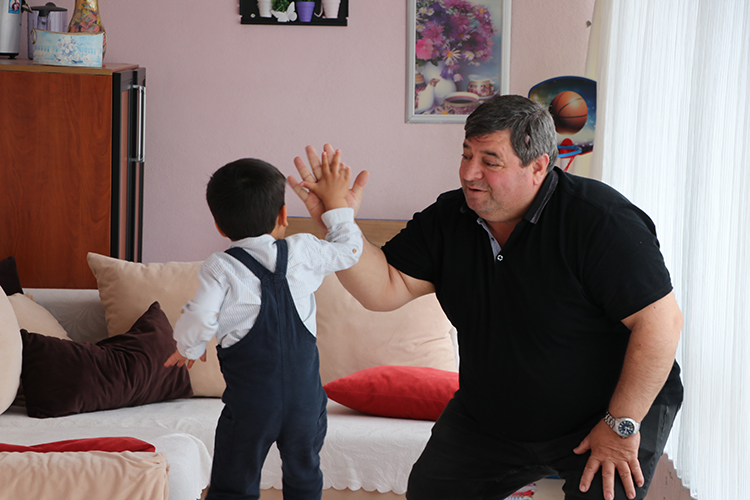 Koruyucu Ailesi Oldukları Çocukla 30 Yıllık Hasretlikleri Son Buldu (4)