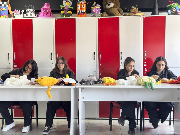 Meslek Lisesi Öğrencileri, Tedavi Gören Çocuklara Sarılabilecekleri Oyuncaklar Üretiyor0