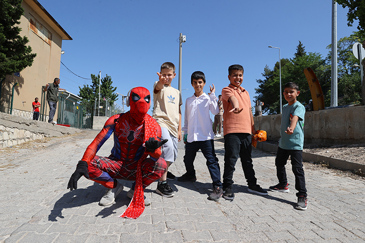 Türkiye'yi Gezen Örümcek Adam Mardin'de (2)