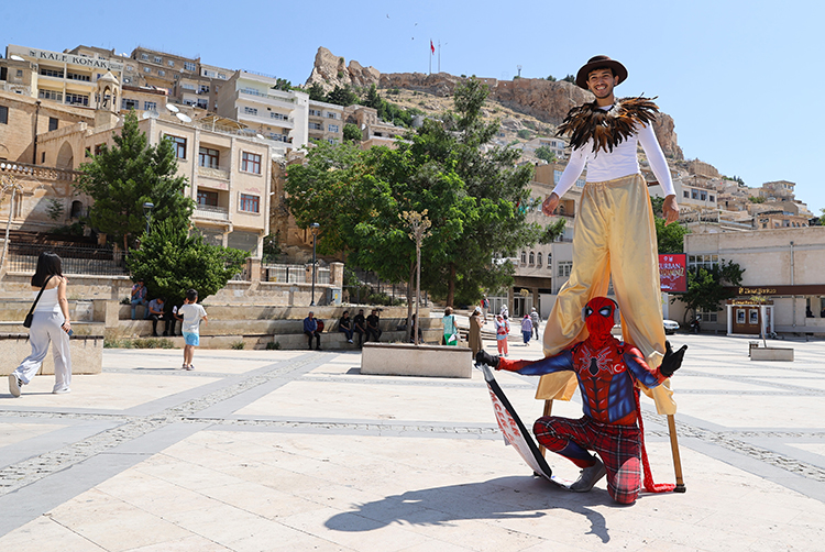 Türkiye'yi Gezen Örümcek Adam Mardin'de (3)