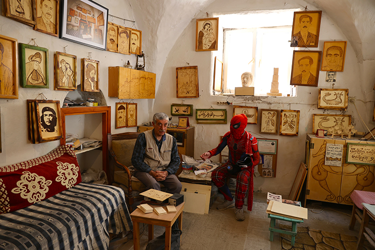 Türkiye'yi Gezen Örümcek Adam Mardin'de (6)