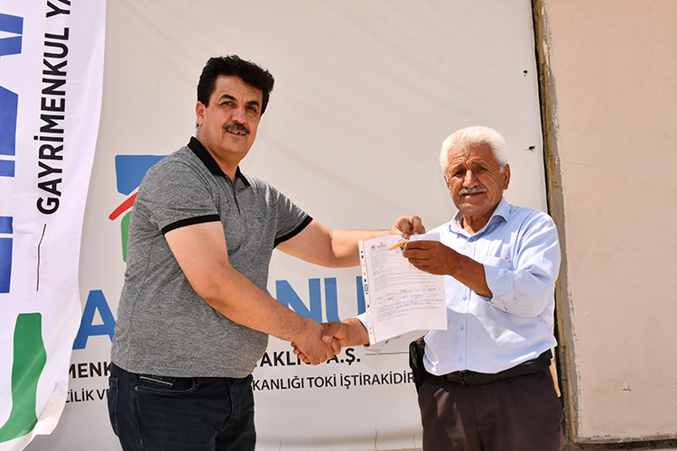 Adıyaman'da Yapımı Tamamlanan 48 Ticarethanenin Hak Sahiplerine Dağıtımı Başladı0