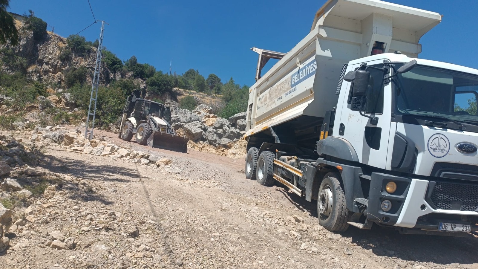 Ağabeyli Mahallesi’nde Yol İyileştirme Çalışmaları Devam Ediyor (1)