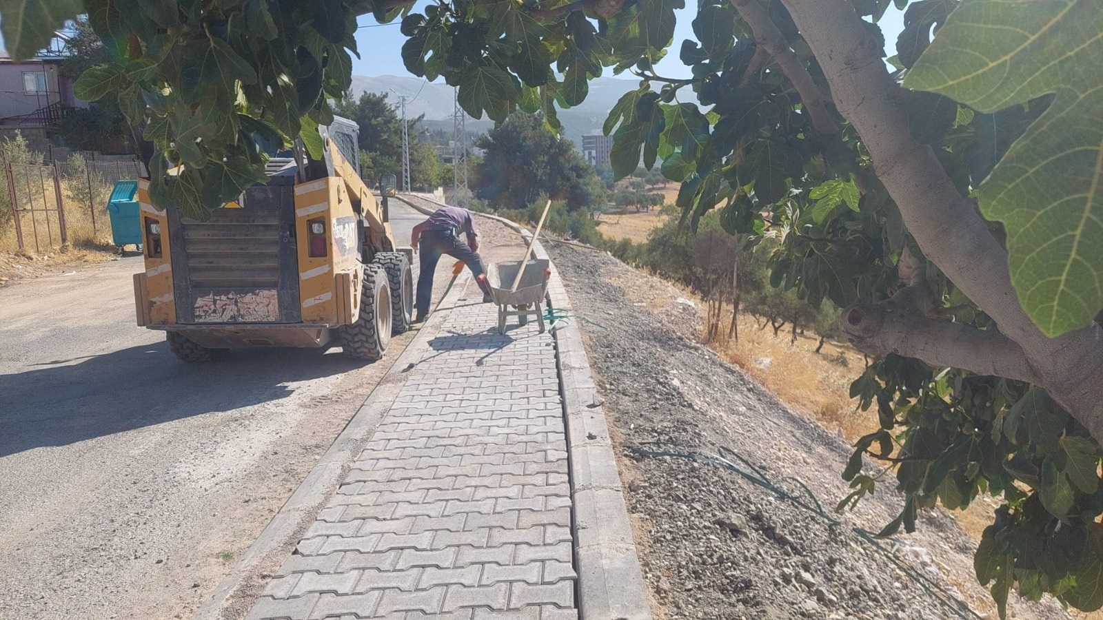 Dulkadiroğlu Belediyesi’nden Ballıca Mahallesi’ne Kaldırım Düzenlemesi (1)