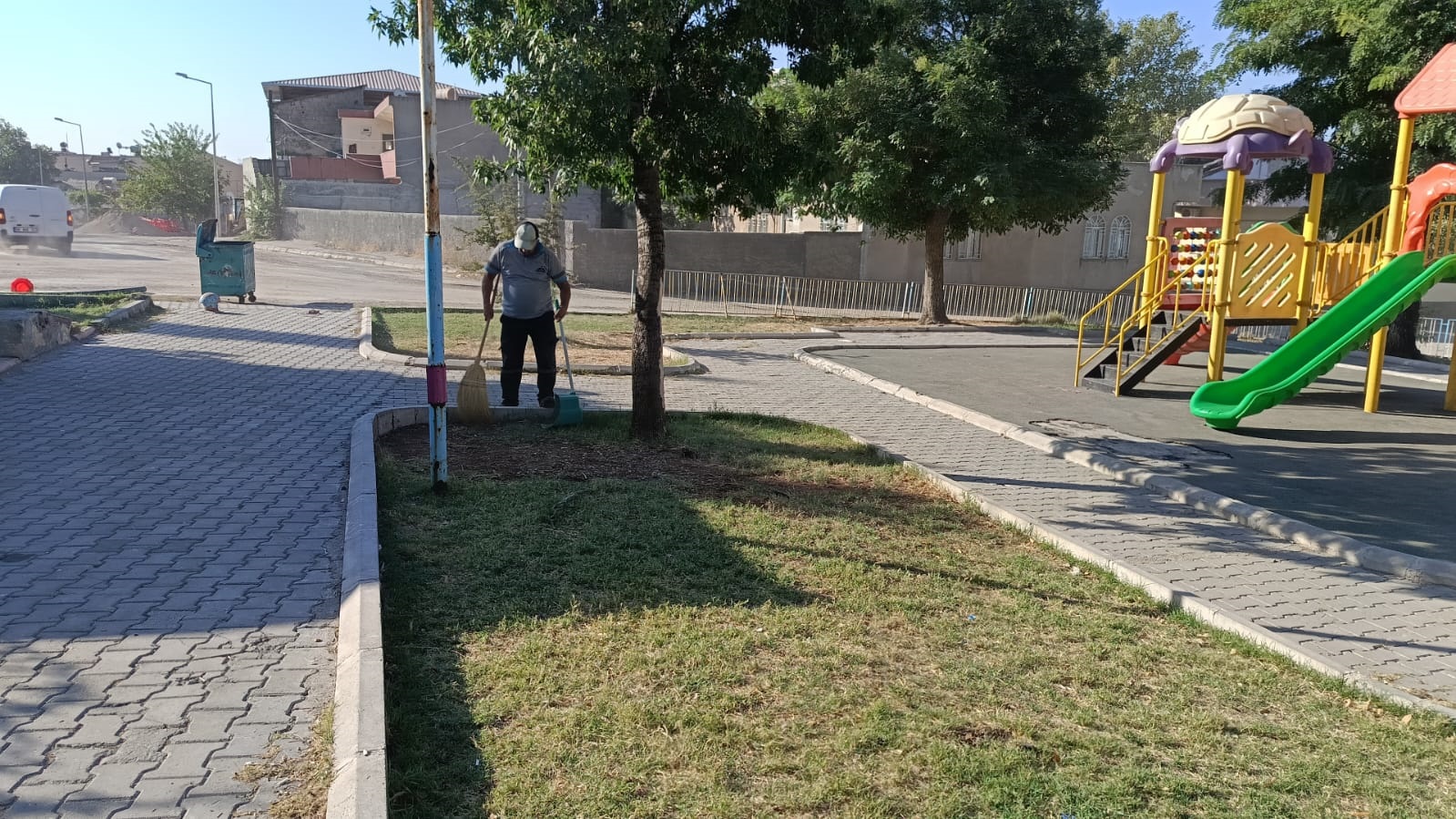 Dulkadiroğlu’nda Park Ve Bahçelerde Titiz Bakım Çalışmaları Sürüyor (1)