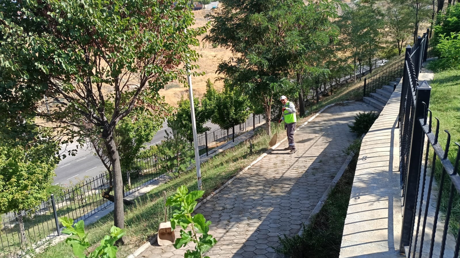 Dulkadiroğlu’nda Park Ve Bahçelerde Titiz Bakım Çalışmaları Sürüyor (3)