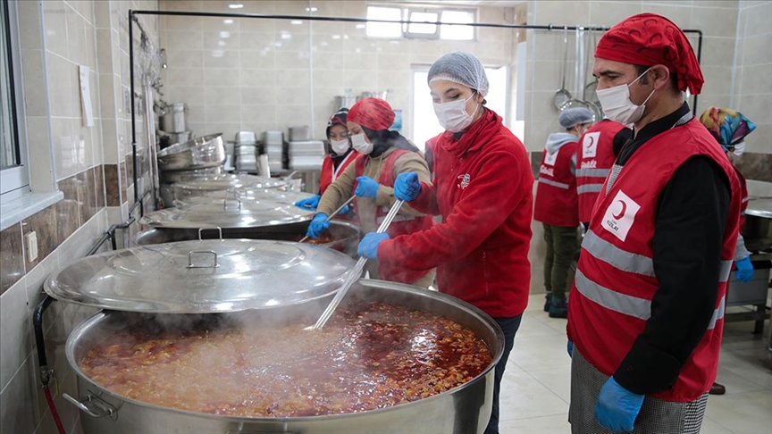 Türk Kızılay Günlük Bin Kap Sıcak Yemeği Hanelere Ulaştırıyor
