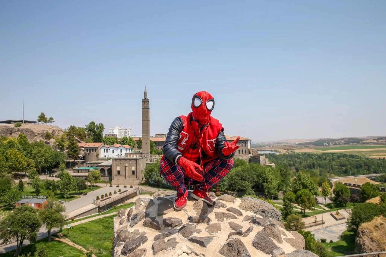 Turkiye Yi Gezen Quot Orumcek Adam Quot Diyarbakir Da 278442