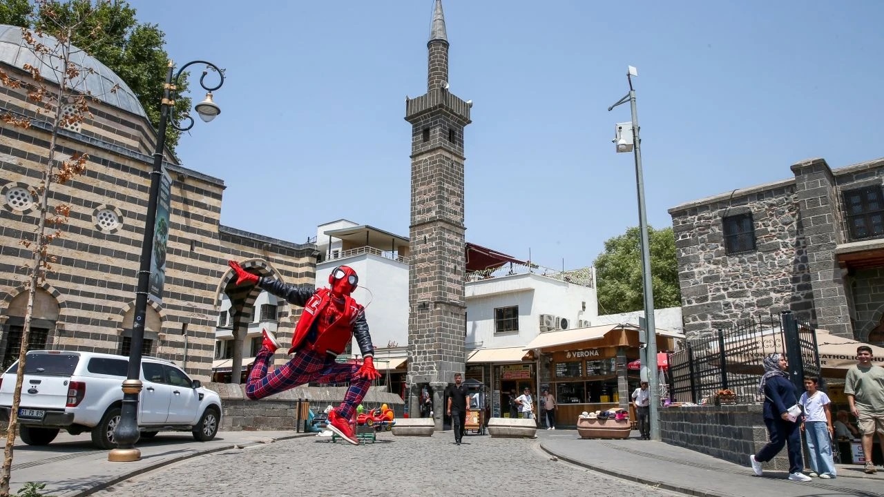 Turkiyeyi Gezen Orumcek Adam Diyarbakirda