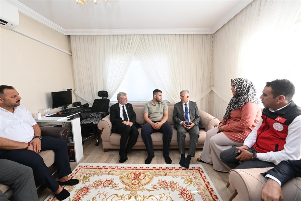 Vali Ünlüer’den Dış Güvenlik Yaralısı Ahmet Can Yoksul’a Ziyaret (1)
