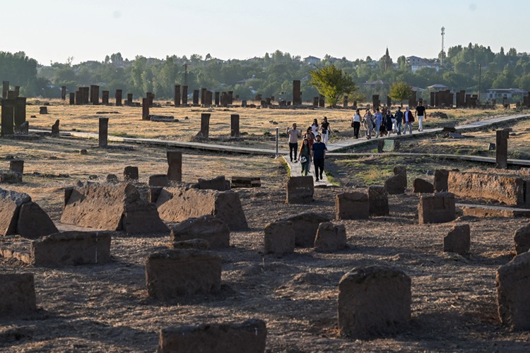 Selçuklu Meydan Mezarlığı'nda Ecdada Vefa Ziyareti Yoğunluğu (1)