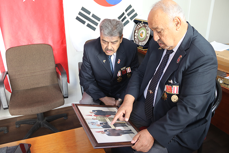 Depremde Enkaz Altında Kalan Hatıra Fotoğraflarına Üzülüyor (3)