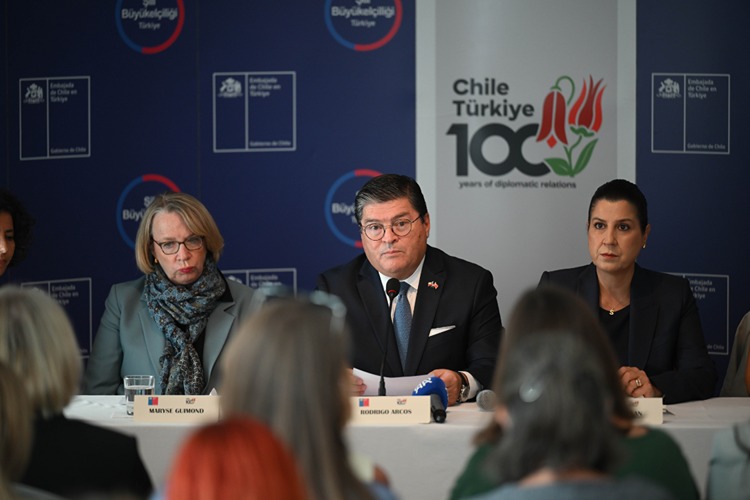 Kriz Dönemlerinde Kadınları Ve Çocukları Korumak Konulu Panel Düzenlendi (1)