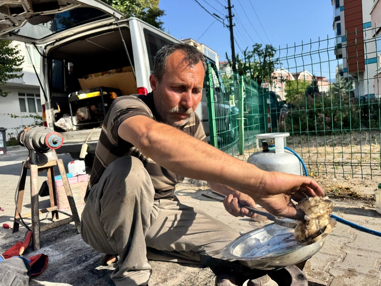 Unutulmaya Yüz Tutmuş Kalaycılığı Yaşatmak Için Şehir Şehir Dolaşıyorlar (2)
