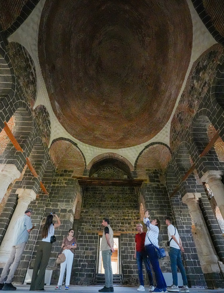 Diyarbakır'daki Kilise, Parmak Izi Görünümlü Kubbeyi Görmek Isteyen 35 Bin Kişiyi Ağırladı (1)