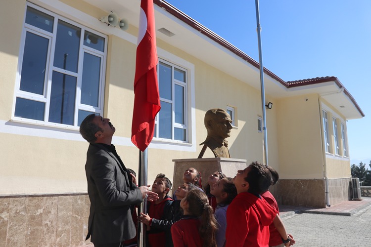 Köy Okulundaki Öğrencilerin Vatan Ve Bayrak Sevgisi Yürekleri Isıttı (3)