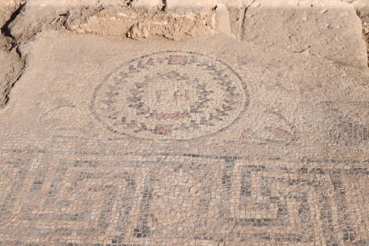 Urfa Kalesi'nde 5. Yüzyıla Ait Yazıtlı Mozaik Gün Yüzüne Çıkarıldı (1)
