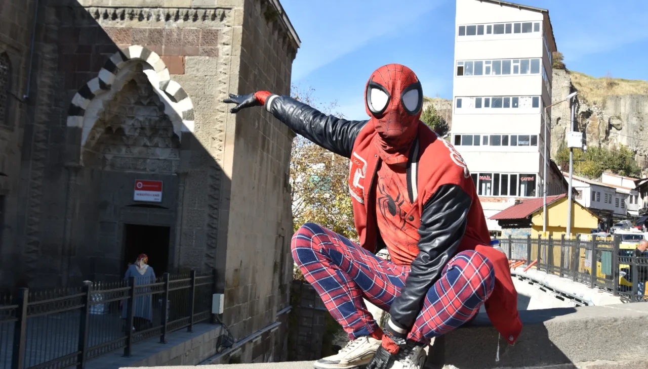 6940 Turkiyeyi Dolasan Orumcek Adam Bitliste Cocuklarla Bulustu