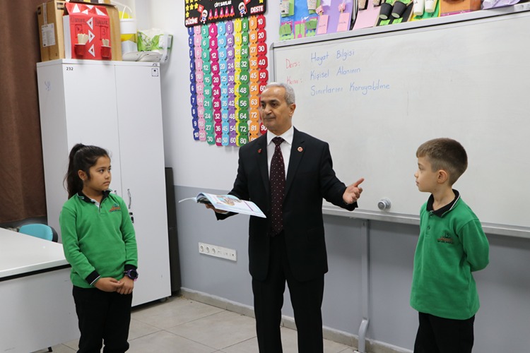 Afad Gönüllüsü Öğretmen Okul Okul Gezerek Deprem Farkındalığı Oluşturmaya Çalışıyor (1)