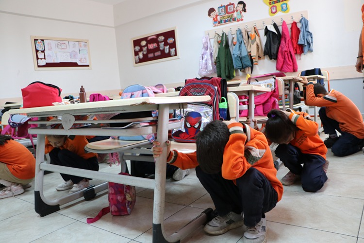 Afad Gönüllüsü Öğretmen Okul Okul Gezerek Deprem Farkındalığı Oluşturmaya Çalışıyor (3)