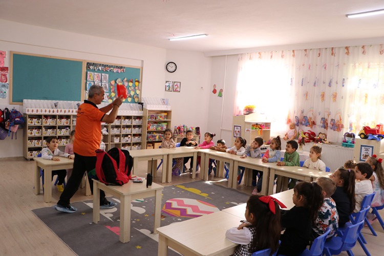 Afad Gönüllüsü Öğretmen Okul Okul Gezerek Deprem Farkındalığı Oluşturmaya Çalışıyor (4)