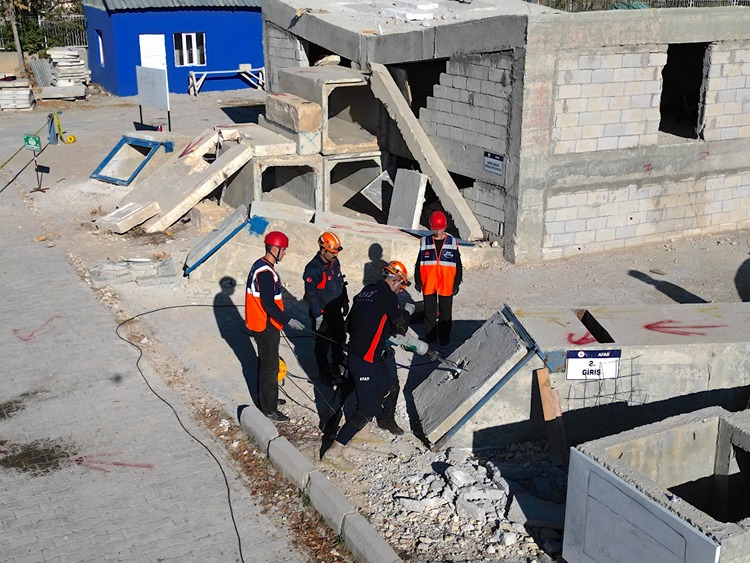 Depremlerde Hayat Kurtaran Afad Görevlileri, Kendileri Gibi Ekipler Yetiştiriyor1