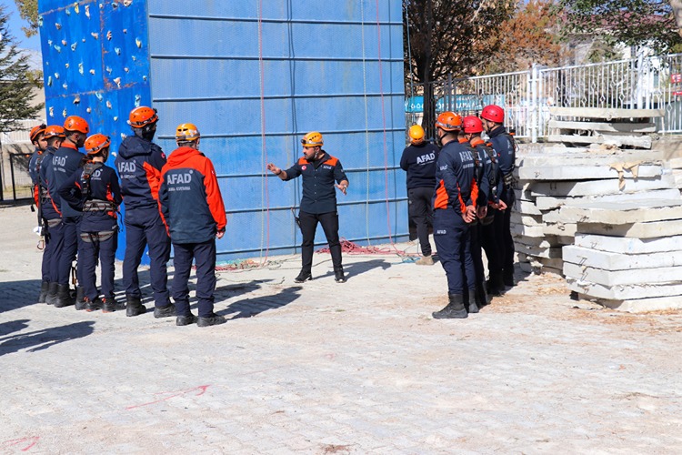 Depremlerde Hayat Kurtaran Afad Görevlileri, Kendileri Gibi Ekipler Yetiştiriyor2