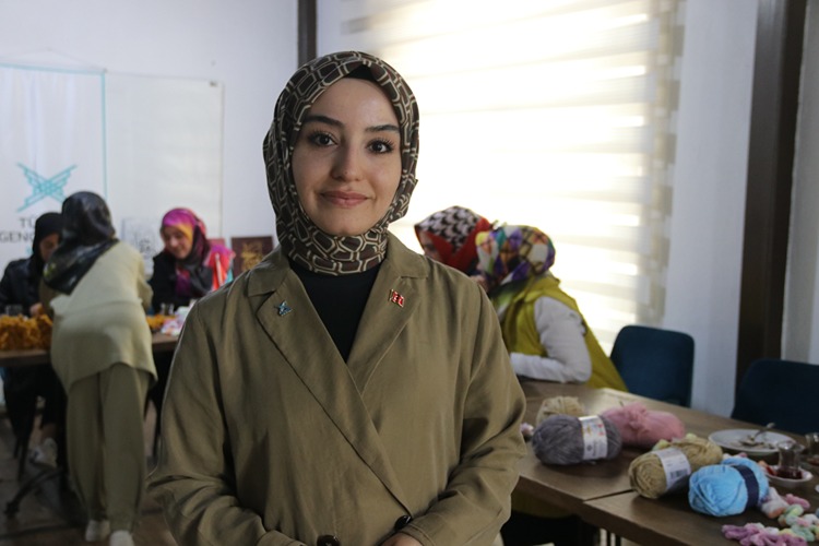 Depremzede Kadınlar Köy Okulundaki Öğrencilere Atkı Örerek Terapi Oluyor0