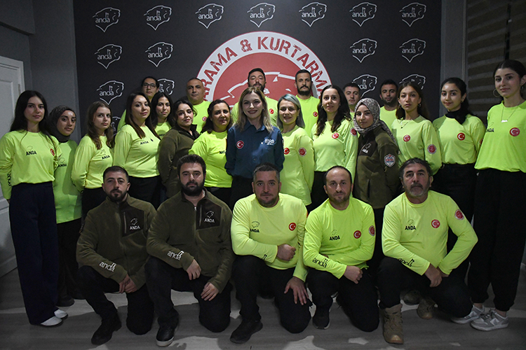 Düzce Depreminde Yaşadığı Acıları, Insani Yardım Ve Arama Kurtarma Çalışmalarıyla Hafifletiyor (1)