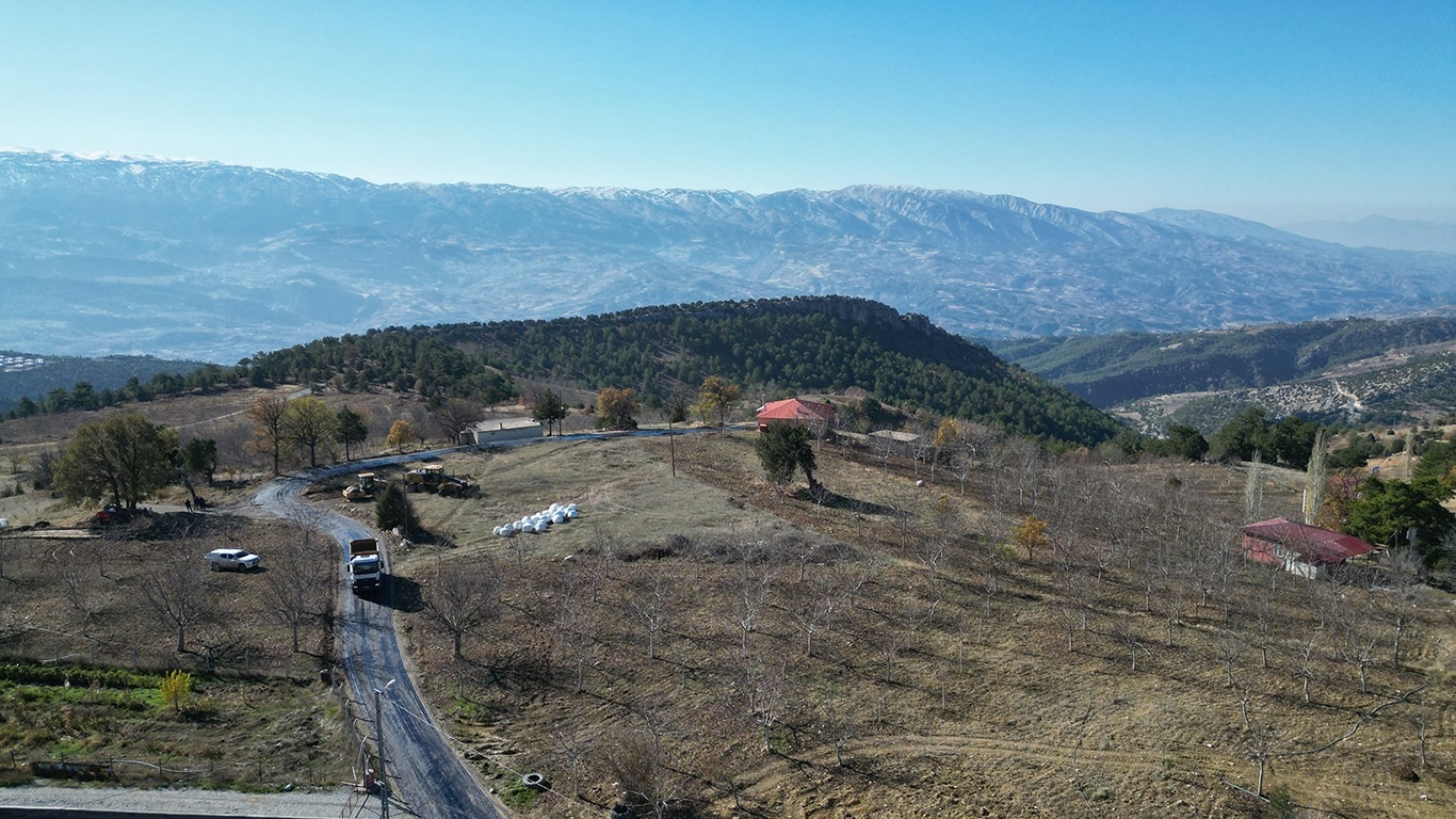Kabasakal’da Sathi Kaplama Çalışmaları Hızla İlerliyor (2)