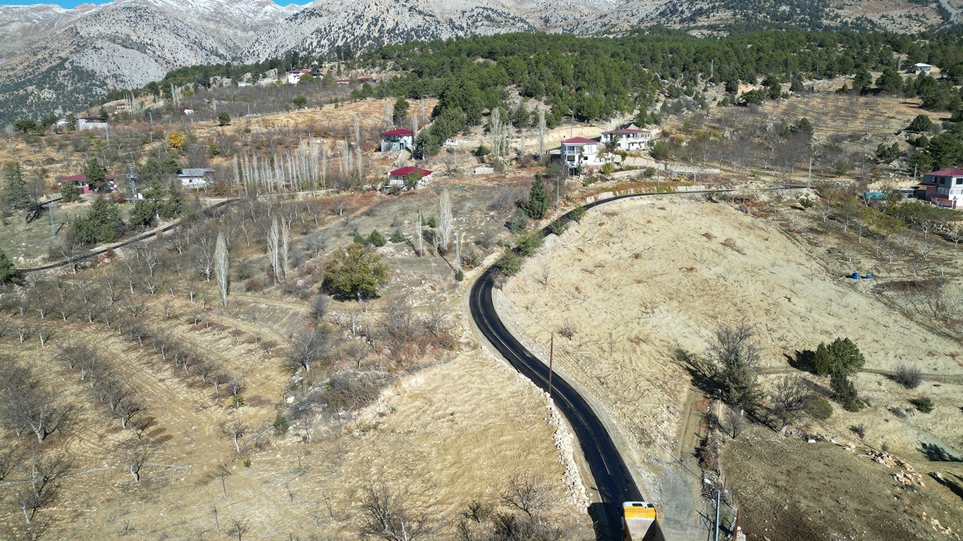 Kabasakal’da Sathi Kaplama Çalışmaları Hızla İlerliyor (3)