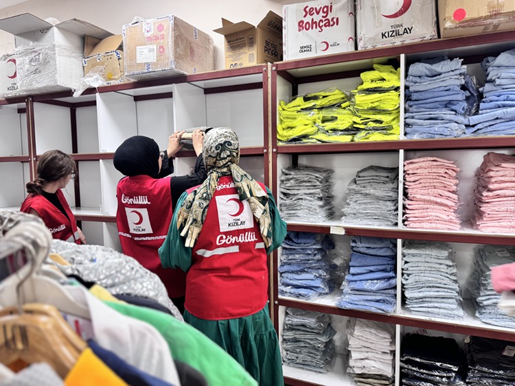 Üniversiteli Nur Helin, Kızılay Gönüllüsü Olmasını Sağladığı 120 Akranıyla Köylere Iyilik Taşıyor (1)