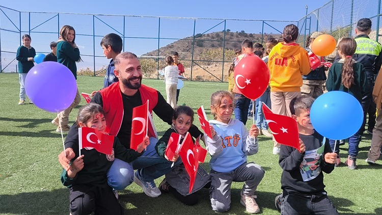 Üniversiteli Nur Helin, Kızılay Gönüllüsü Olmasını Sağladığı 120 Akranıyla Köylere Iyilik Taşıyor (3)