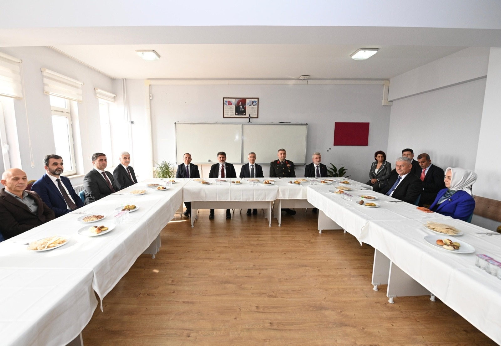 Vali Ünlüer’den 24 Kasım’da Anlamlı Ziyaret (9)