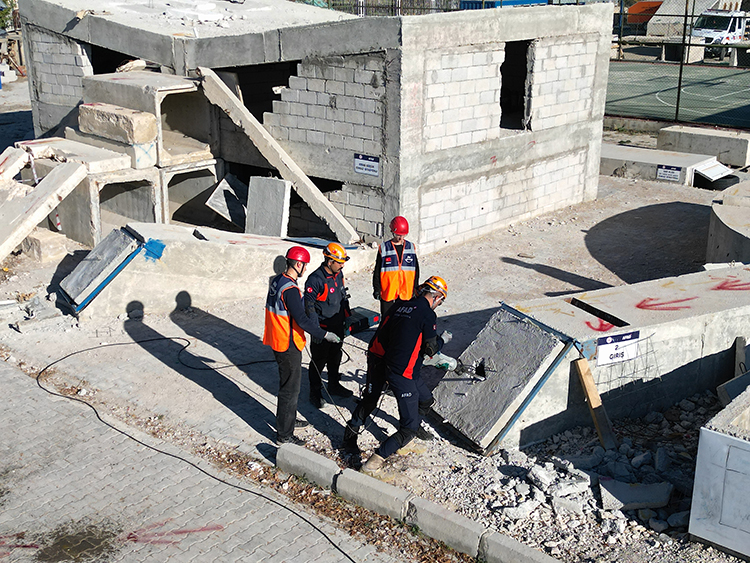 Van Depremlerini Yaşayan, Asrın Felaketinde Can Kurtaran Akademisyenler, Acı Dolu Günleri Unutamıyor (1)