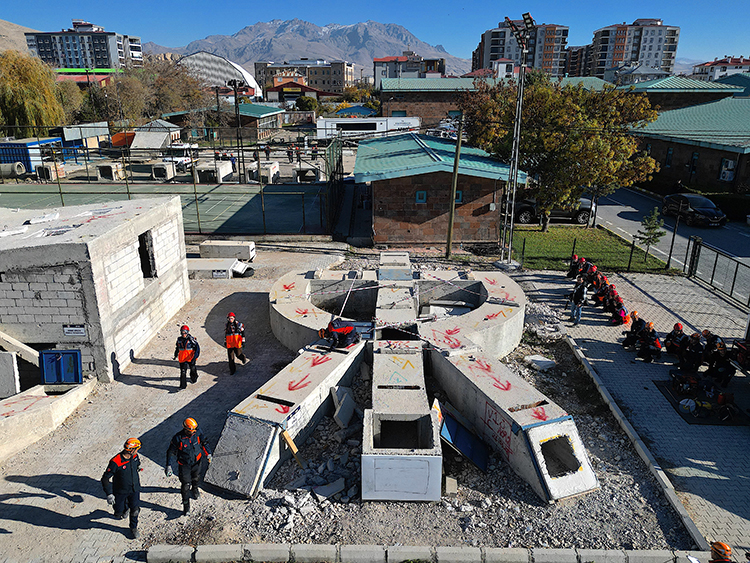 Van Depremlerini Yaşayan, Asrın Felaketinde Can Kurtaran Akademisyenler, Acı Dolu Günleri Unutamıyor (2)