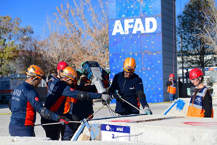 Van Depremlerini Yaşayan, Asrın Felaketinde Can Kurtaran Akademisyenler, Acı Dolu Günleri Unutamıyor (4)