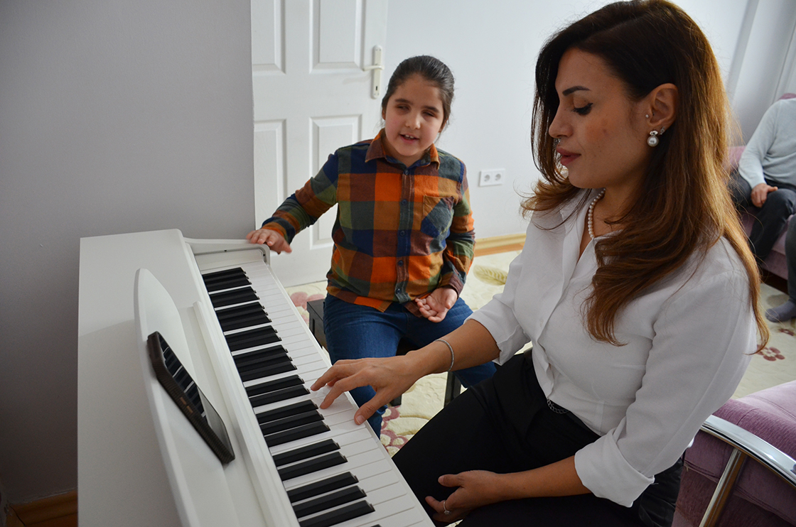 Görme Engelli 8 Yaşındaki Çınar Piyano Notalarıyla Dünyasını Aydınlatıyor0