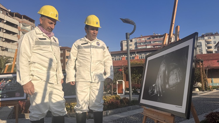 Madencilerin Kara Elmas Mesaisi, Fotoğraf Karelerinde Ölümsüzleşiyor (1)