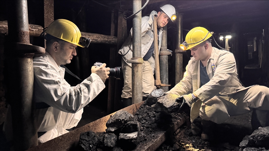 Madencilerin Kara Elmas Mesaisi, Fotoğraf Karelerinde Ölümsüzleşiyor (2)