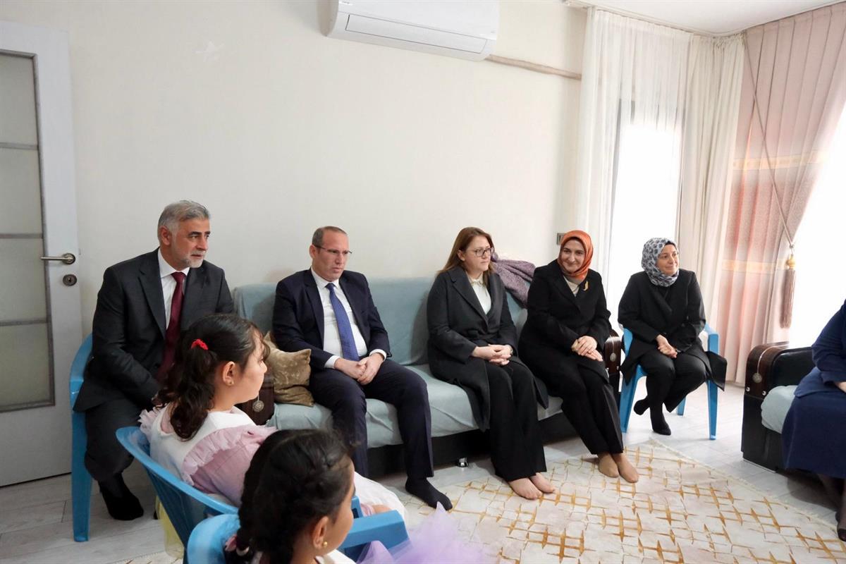 Aile Ve Sosyal Hizmetler Bakan Yardımcısı Ile Dr. Selma Ünlüer Koruyucu Aileyi Ziyaret Etti (2)