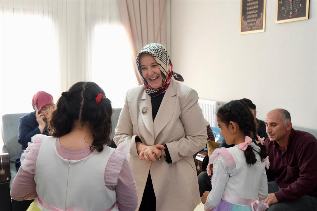 Aile Ve Sosyal Hizmetler Bakan Yardımcısı Ile Dr. Selma Ünlüer Koruyucu Aileyi Ziyaret Etti (4)